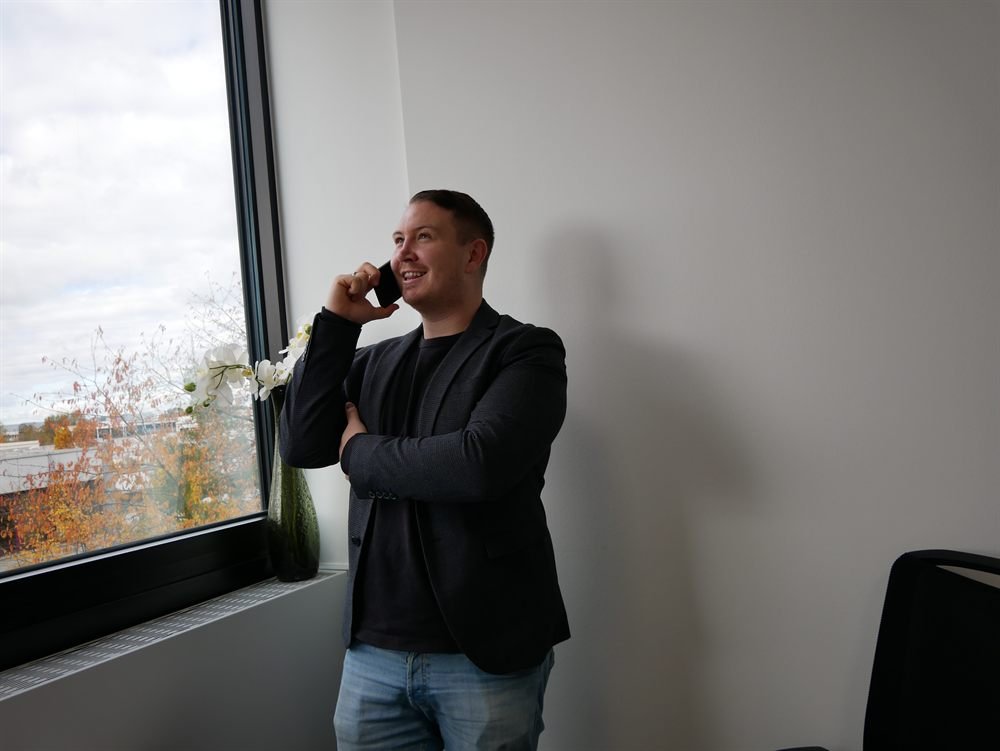 Fabian Melzer im Büro am Telefon – frühe Abstimmung schafft Planungssicherheit