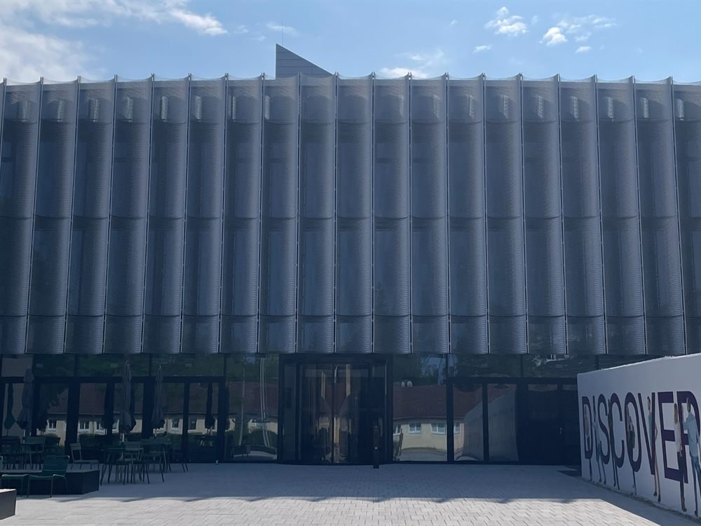 Neubau eines Konferenzzentrums mit Lamellenfassade, für den wir Feuerwehrpläne sowie Flucht- und Rettungspläne erstellt haben