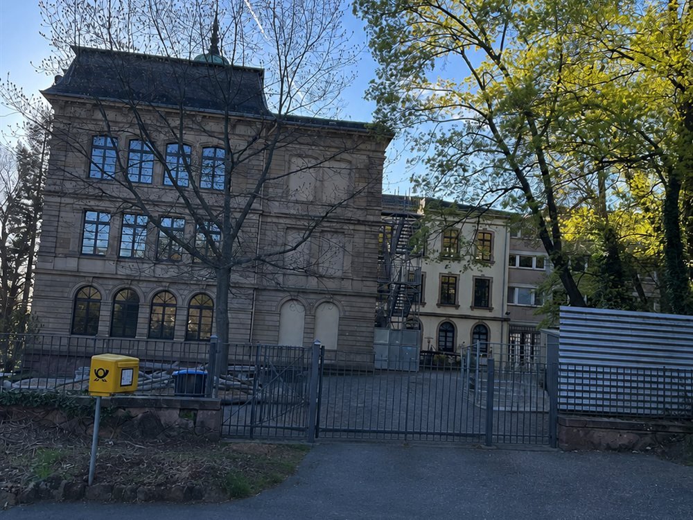 Historisches Schulgebäude mit Vorplatz und Toreinfahrt, für das wir Feuerwehrpläne und Feuerwehrlaufkarten erstellt haben